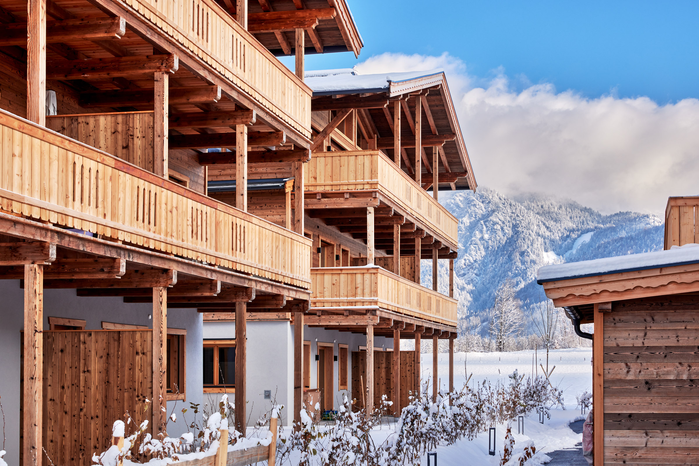 Holzdetails Winter Ferienwohnung in Buchensteinwand von Alpina Holiday