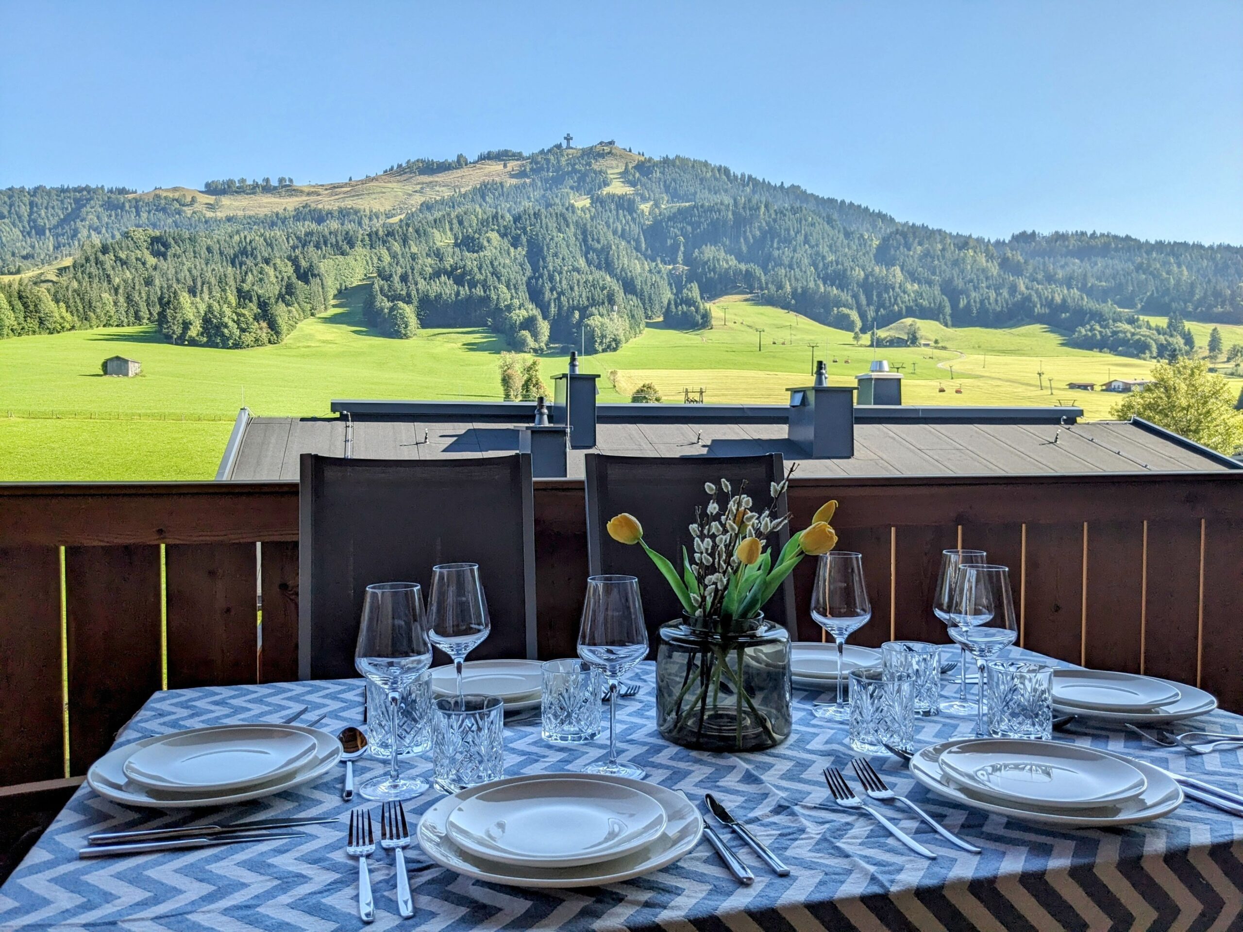 Balkon gedeckter Tisch Top 6 Ferienwohnung in Buchensteinwand von Alpina Holiday