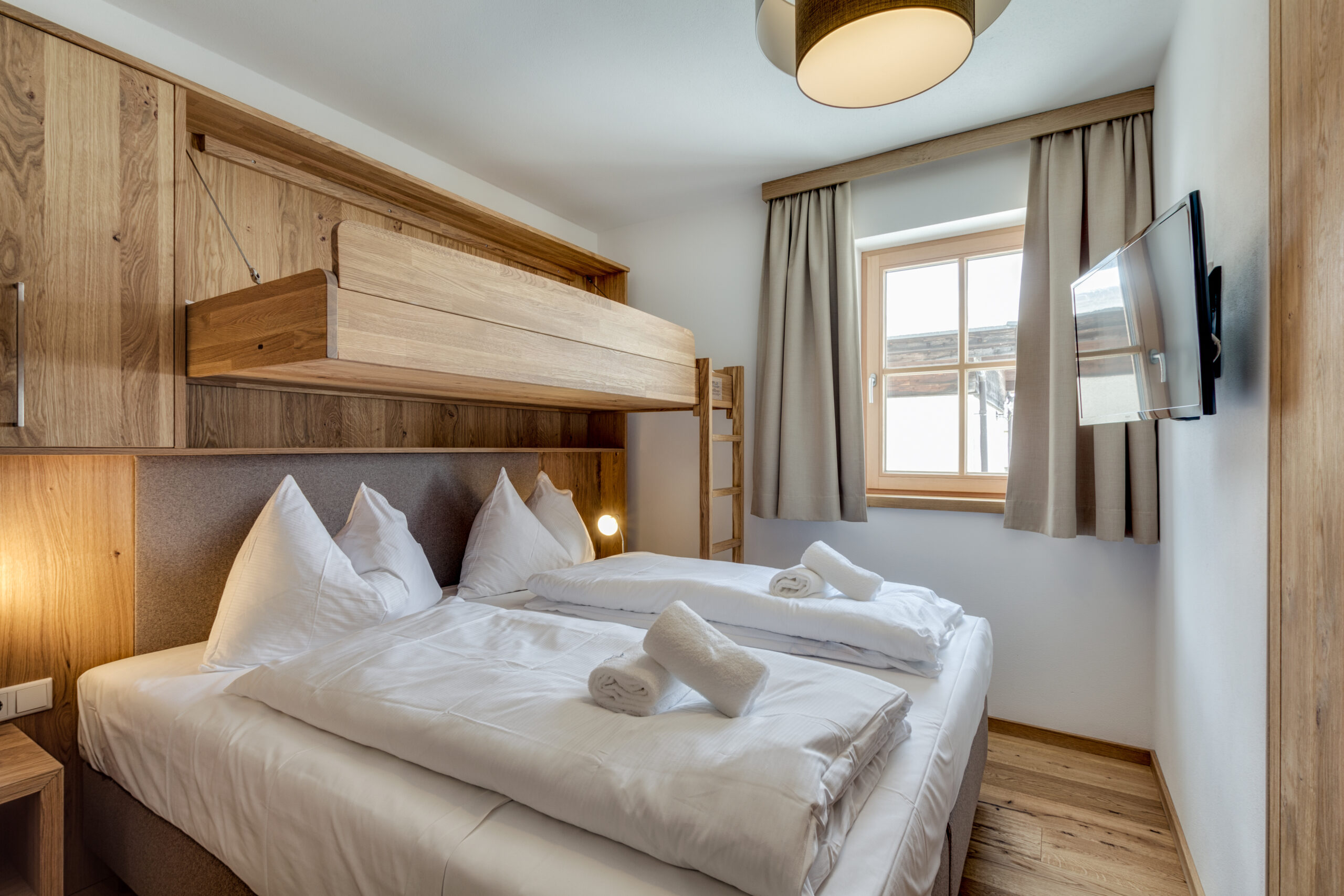 Schlafzimmer mit Kinderklappbett Top 16 Ferienwohnung in Hollersbach von Alpina Holiday