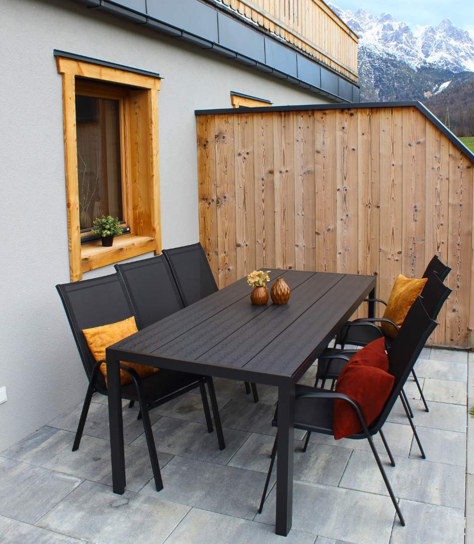 Terrasse mit Tisch Ferienwohnung in Buchensteinwand von Alpina Holiday