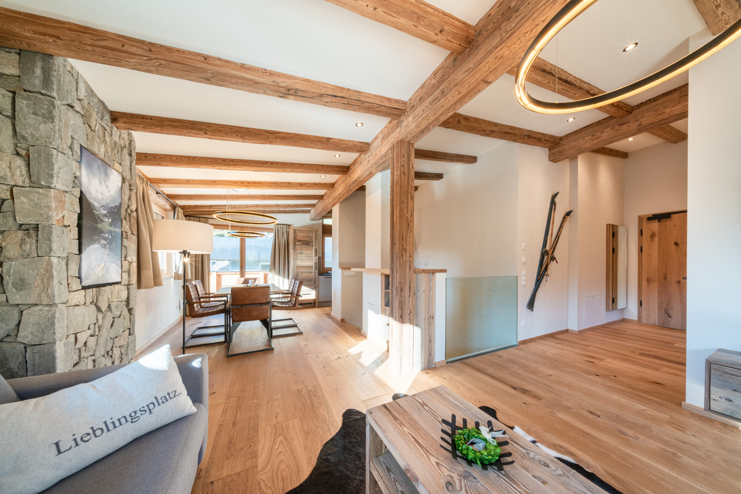 Wohn-Essbereich Top3 Ferienwohnung Jochberg von Alpina Holiday