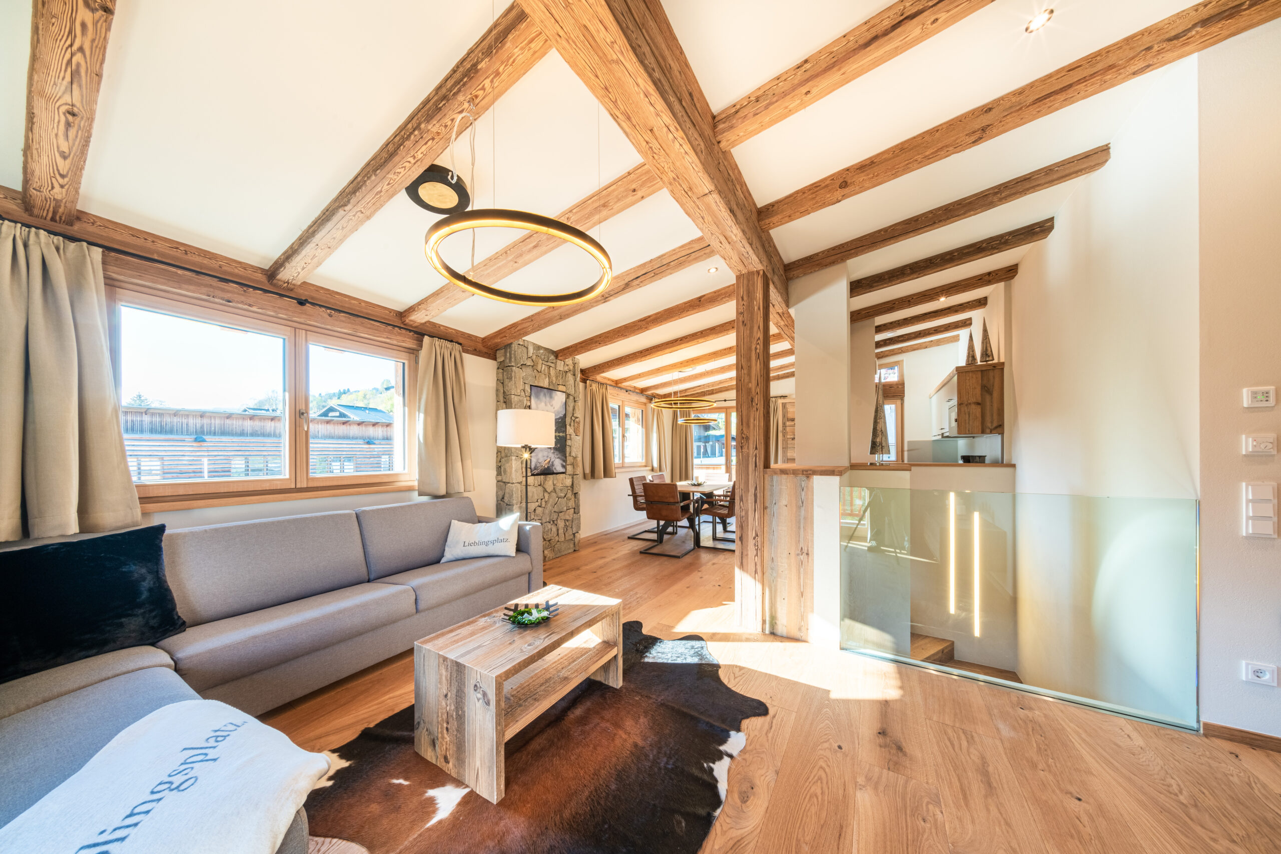 Wohnraum mit Stiegenaufgang Top3 Ferienwohnung Jochberg von Alpina Holiday