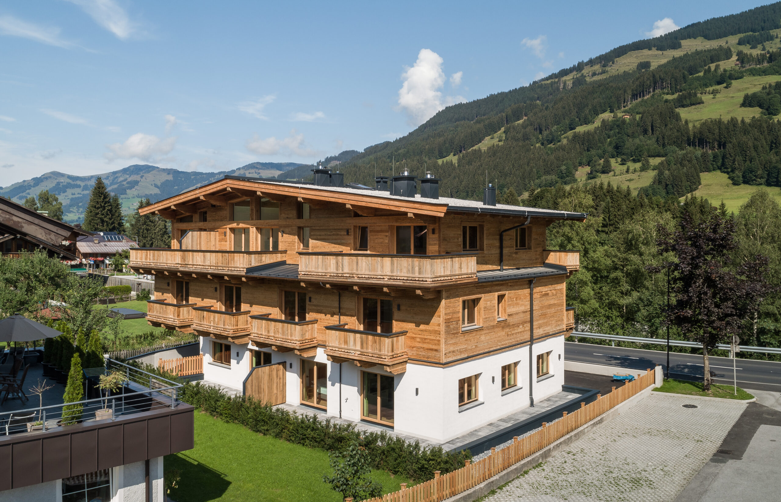 Außenansicht mit Ausblick Ferienwohnung Jochberg von Alpina Holiday