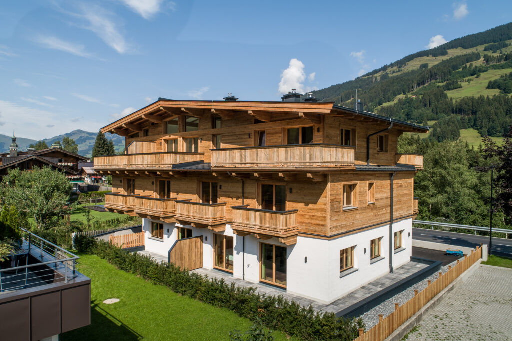 Außenansicht Grundstück Ferienwohnung Jochberg von Alpina Holiday