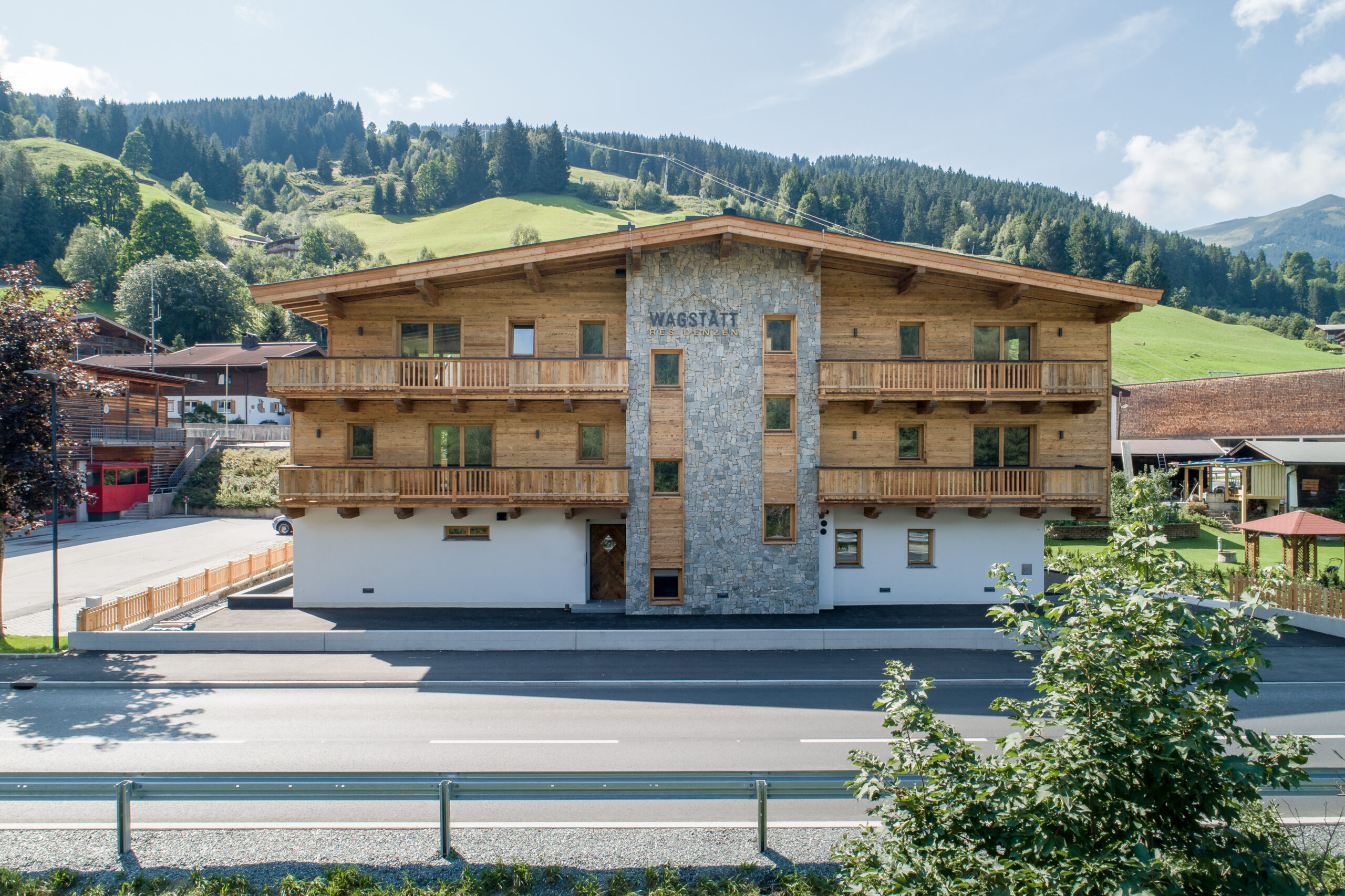 Vorderansicht mit Ausblick Ferienwohnung Jochberg von Alpina Holiday